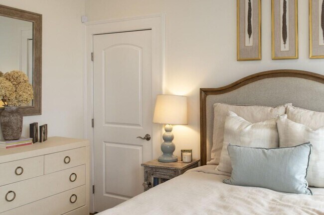 Building Photo - 801 Durant Pl NE