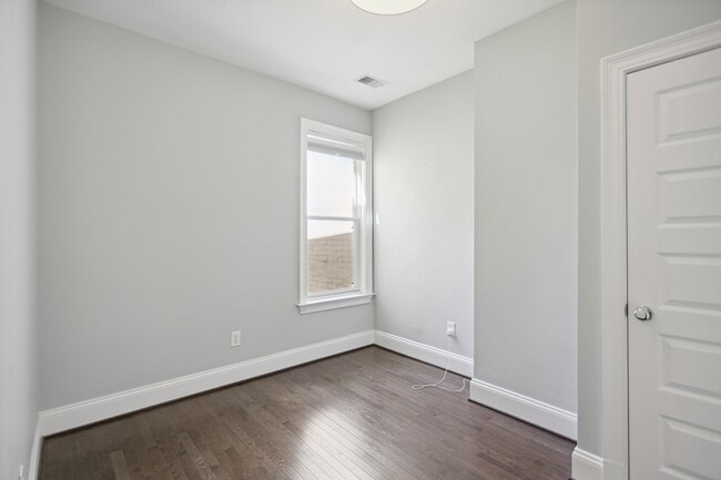 Building Photo - Available Now! // 3 Bedroom 2.5 Bathroom T...