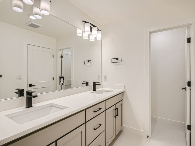 Building Photo - Spacious 4BR Duplex w/High End finishes on Quiet Street!