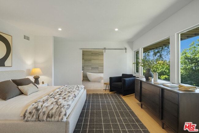 Building Photo - 3564 Multiview Dr