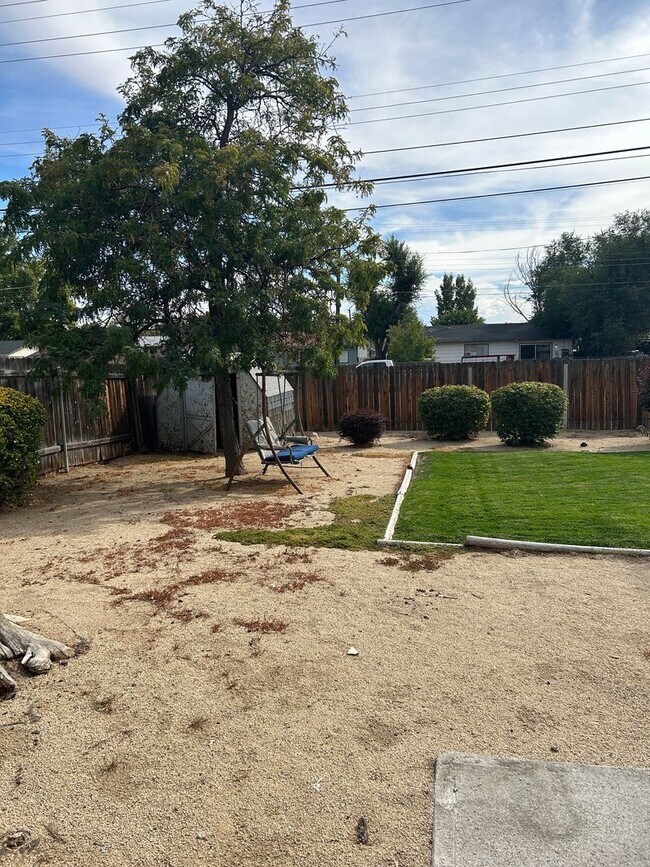 Building Photo - **SPARKS SINGLE STORY HOME**