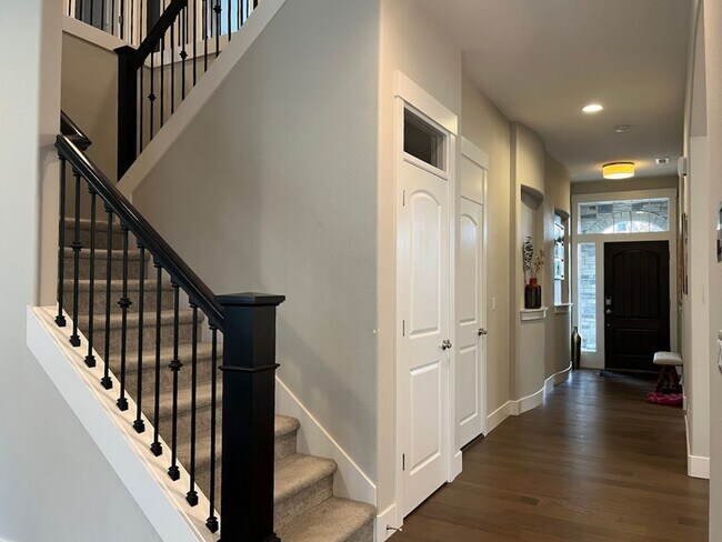 Building Photo - Fabulous 5 BD* 3 BA* + LARGE Bonus Room* S...
