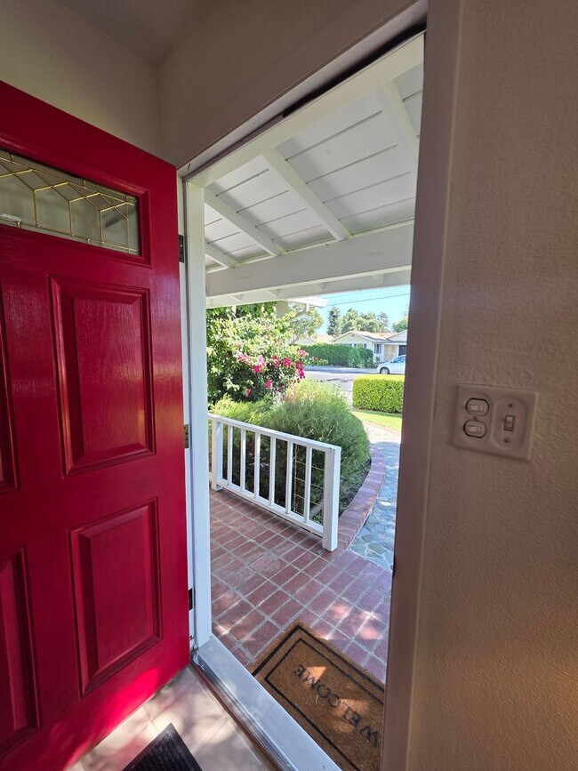 Building Photo - Delightful Single Story 2/2 with Expanded Bath and Beautiful Gardens