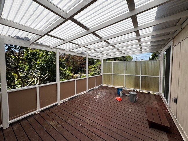 Building Photo - Pet-friendly Home located in sunny Ridgewood