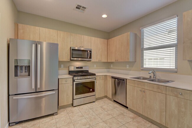 Building Photo - Gorgeous Condo! MUST SEE!!!