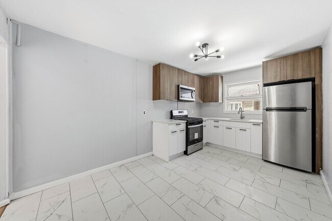 Building Photo - Huge House With Oversized Bedrooms!