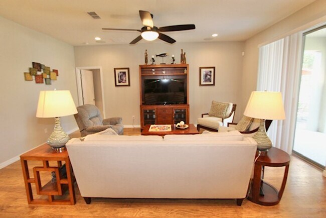 Building Photo - Orlando - Furnished, 4 Bedroom, 2 Bathroom...