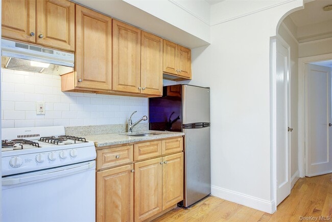 Building Photo - 167-10 Crocheron Ave