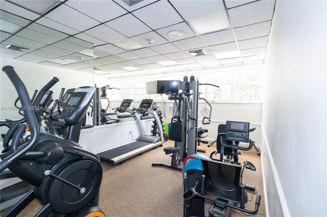 Building Photo - 1021 Hillsboro Mile Unit 204