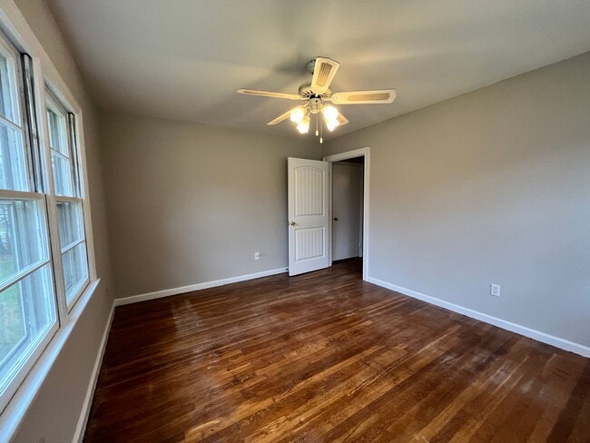 Building Photo - 3 Bedrooms, 1.5 Bathroom - Home in Sherwood Forest!