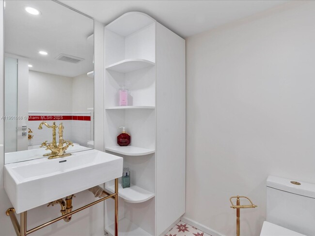 Building Photo - 8877 Collins Ave