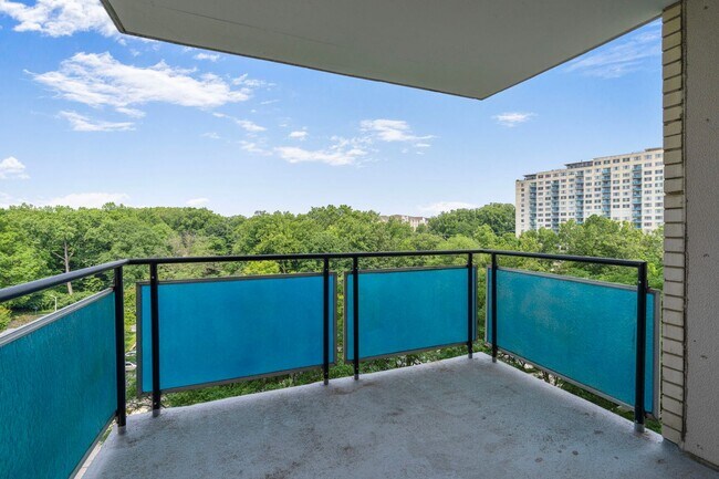 Building Photo - HUGE Apartment Across from Grosvenor Metro...