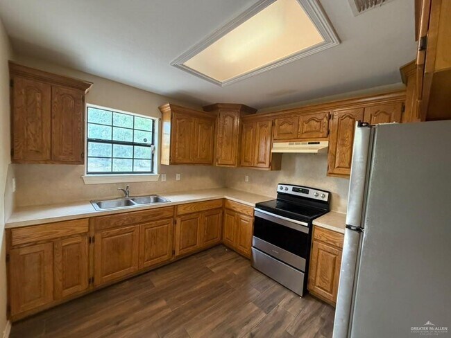 Building Photo - 2037 W Diaz Ave