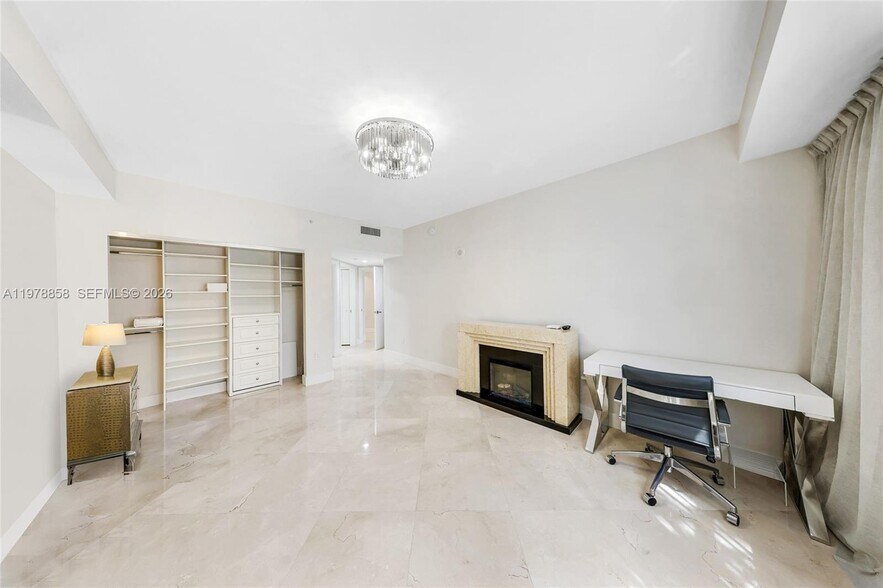 Building Photo - 20000 E Country Club Dr