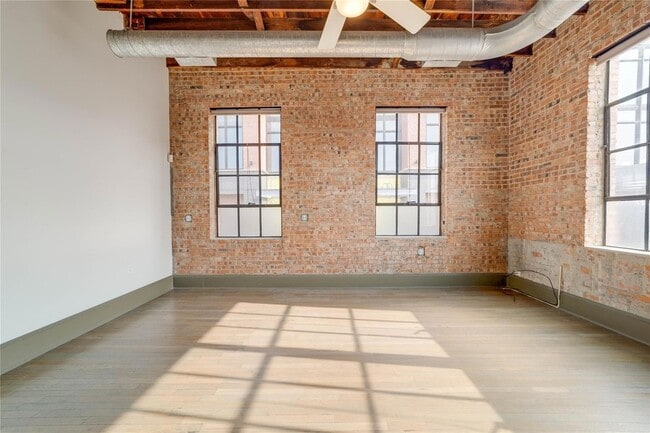 Building Photo - 709 W Magnolia Ave