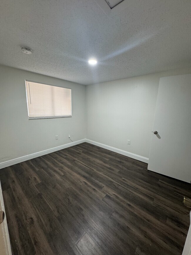 Building Photo - 915 34th Ave W