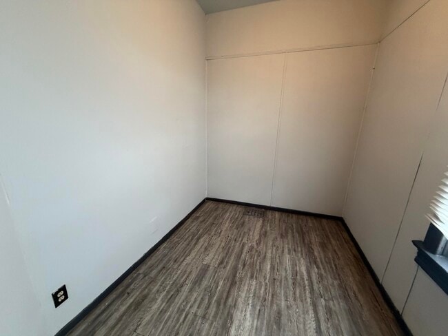 Building Photo - 18 Collett-S