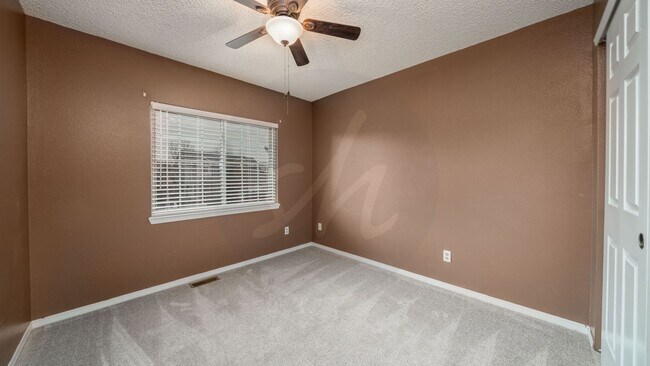 Building Photo - Four bedroom in Gatehouse Village with Fenced Yard and Views!