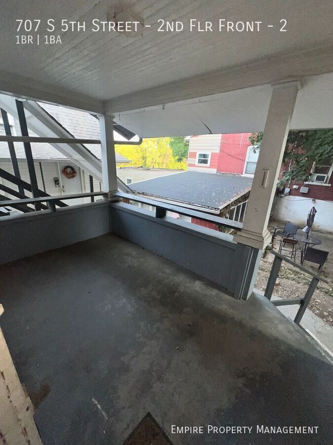 Building Photo - Available! 2nd floor: 1 Bedroom / 1 Bathro...