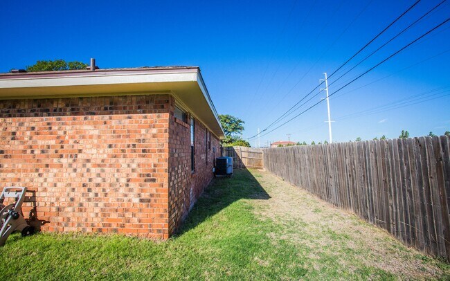 Building Photo - Available June 15th: Spacious 3 Bed, 2 Bath Ready for You!