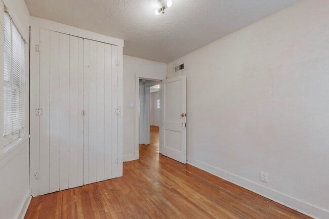 Building Photo - 212 Mesa St SE