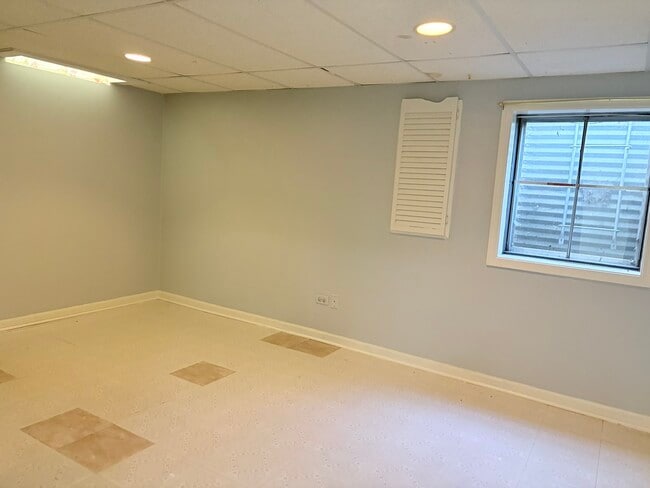 Building Photo - 97 N Walnut Ln