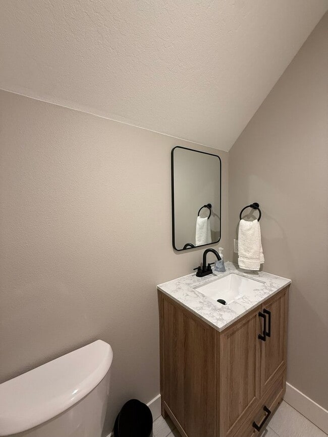 Building Photo - Elegant and Luxurious Cottage Grove Home