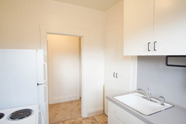 Building Photo - Lease this Beautiful Sullivan's Gulch Vint...