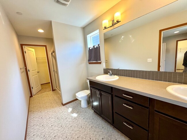 Building Photo - Modern and Stylish 3-Bedroom Manette Home