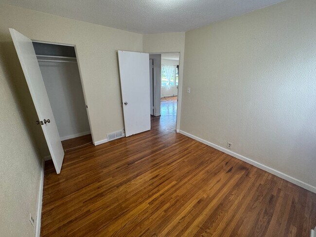 Building Photo - Oregon St 1153-1155