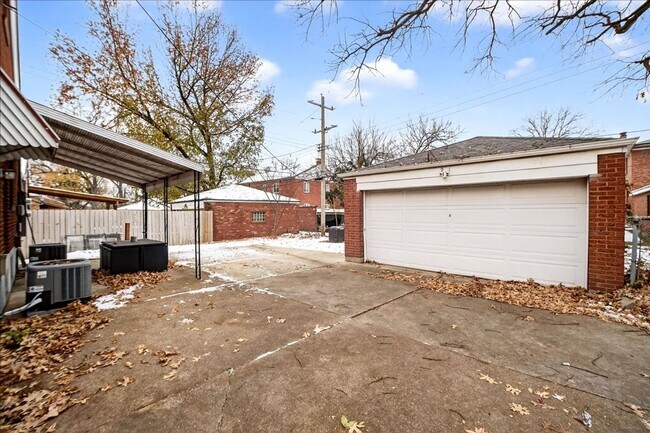 Building Photo - In awe of GARAGE ($1,495/mo)
