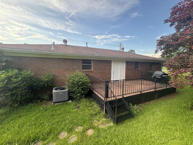 Building Photo - Updated 3 bed/2 bath with Carport