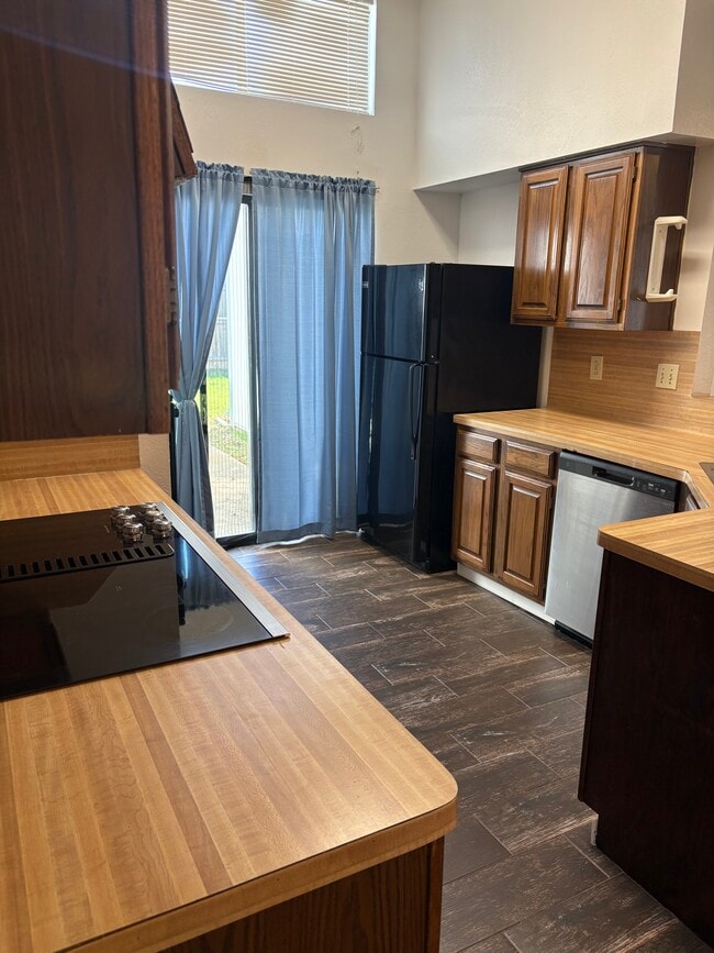 Building Photo - 106 Hollywood Dr