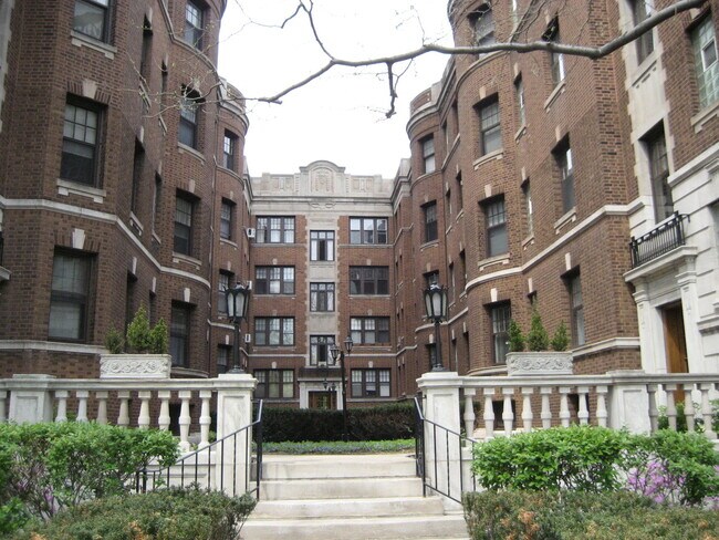 Building Photo - 2338 N Lincoln Park W