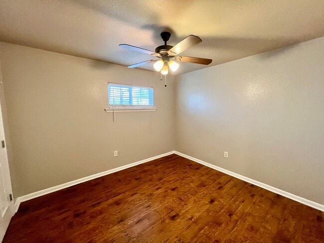 Building Photo - MUST SEE!! Rustic Style 3 Bedroom / 2 Bath...