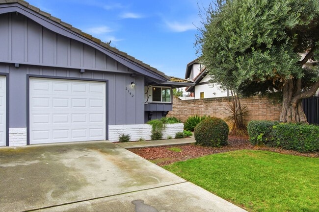 Building Photo - Duplex with 1.5 Bath and One Car Garage