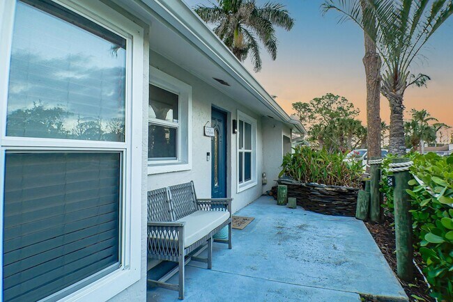 Building Photo - Beautifully updated 3-bedroom, 2-bathroom fence yard home in Fort Myers