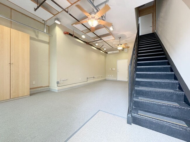 Building Photo - Live & Work Industrial Art Loft with Two C...