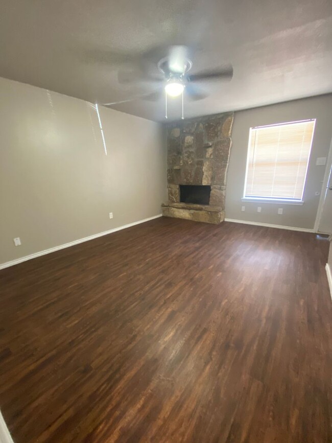 Building Photo - 2 Bedroom 1.5 Bathroom Townhouse