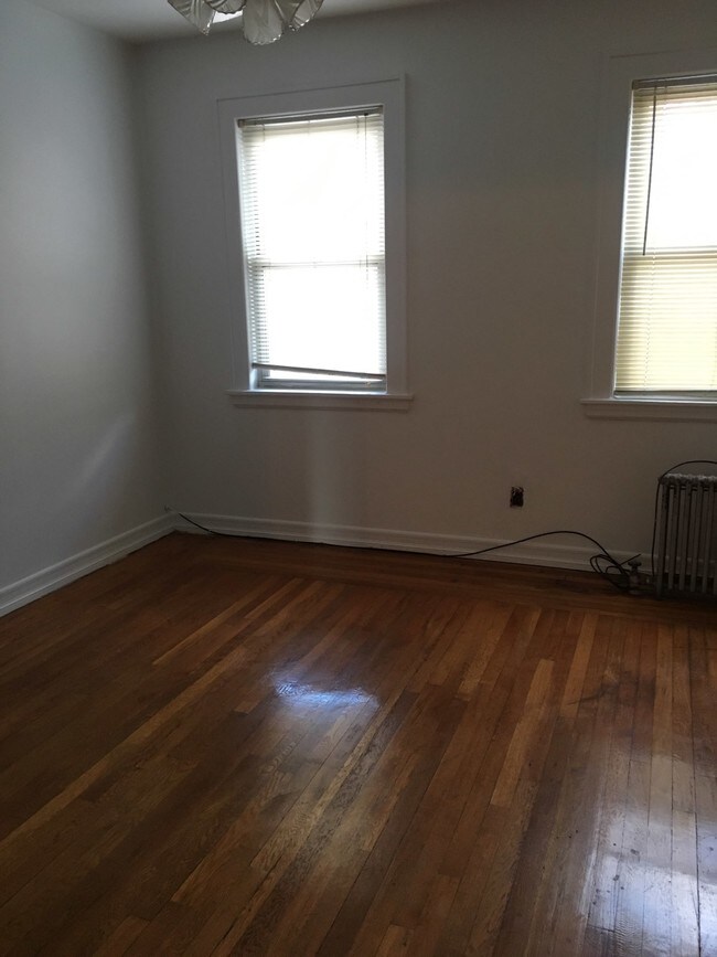 LARGE 3 BEDROOM APARTMENT FOR RENT IN ASTORIA 143232 30th Ave