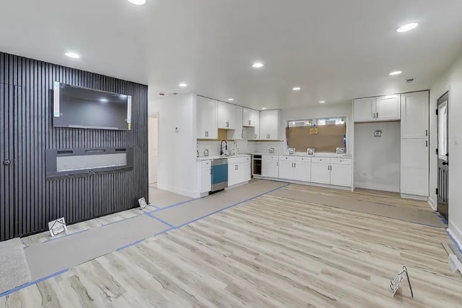 Building Photo - 1947 Yale Ave