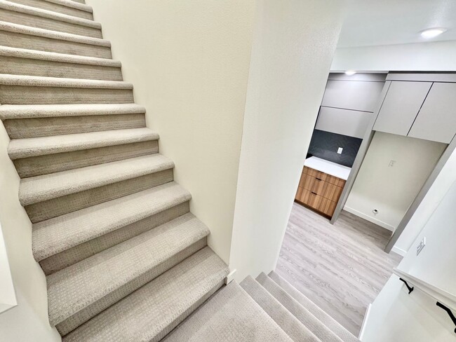 Building Photo - *1 MONTH FREE RENT* A 2bd/2bath Modern Tow...