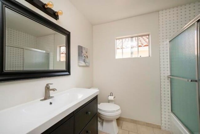 Building Photo - Beautiful 4Br/2.5Ba Home With Private Yard In Shadowridge!!