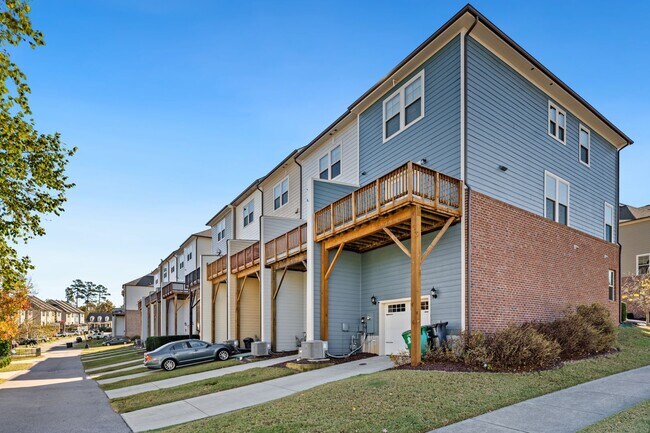 Building Photo - Gorgeous 3-Bed, 3.5-Ba Townhouse w/ Office in Downtown Apex