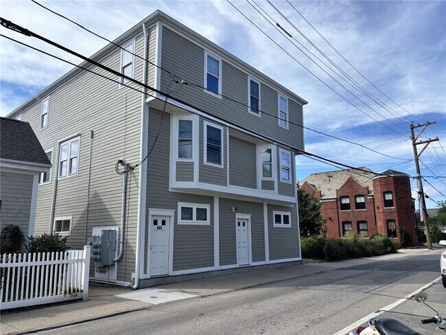 Building Photo - 603 Thames St