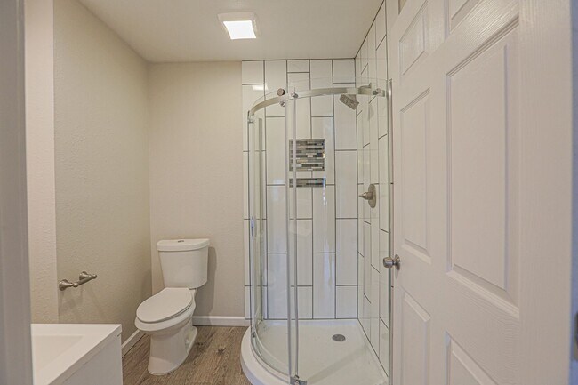 Building Photo - Pre Leasing for fall 2026! 4/2 in Medical District