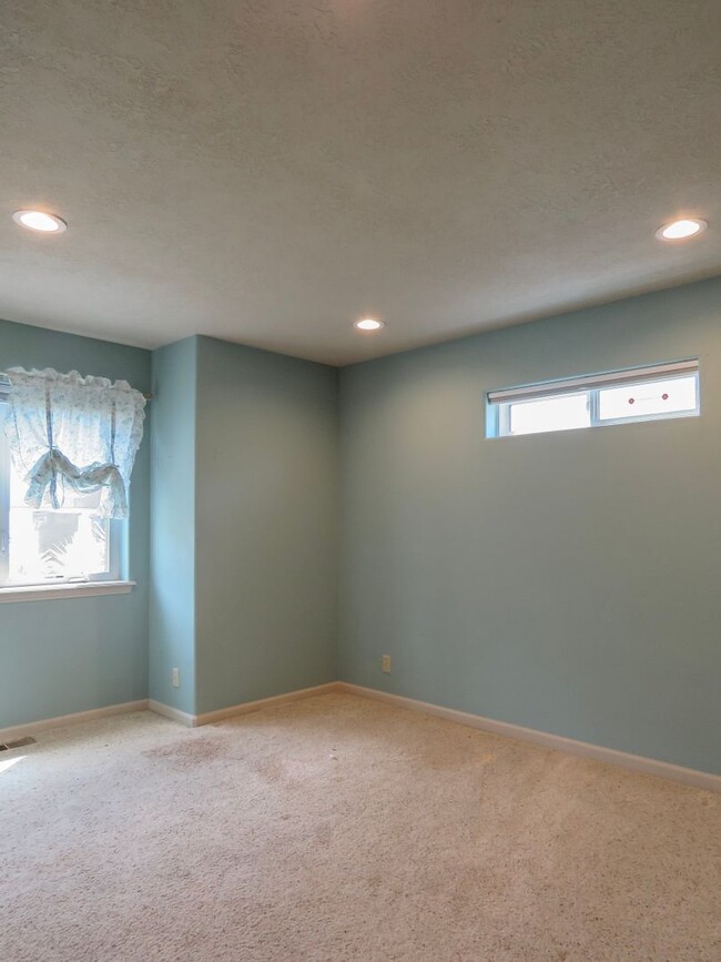 Building Photo - ** Beautiful Spacious 4 Bedroom 3 Bath Hom...