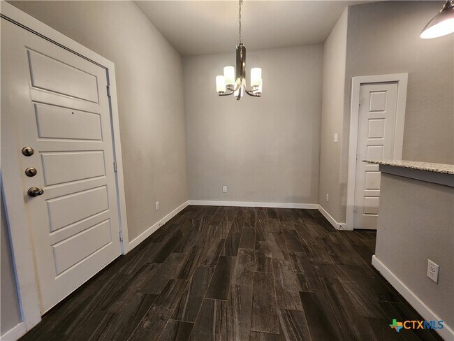 Building Photo - 546 Creekside Frst