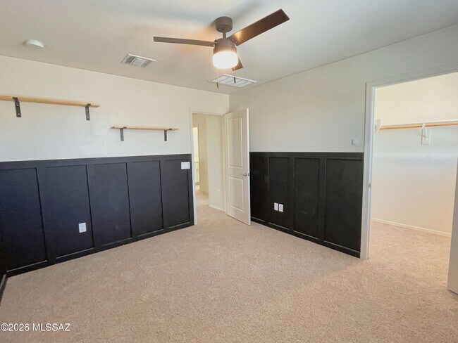 Building Photo - 866 E Artesia Pl