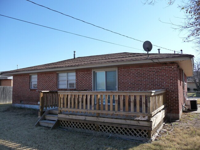 Building Photo - 605 SW 45th St